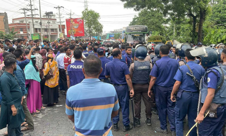 ঢাকা-চট্টগ্রাম মহাসড়ক অবরোধ করে পোশাক শ্রমিকদের বিক্ষোভ 1 sonargaon1