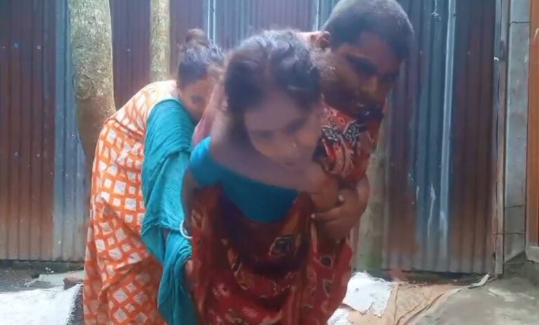 ২৫ বছর ধরে মায়ের পিঠই অবিনাশের হুইলচেয়ার! দেখার কেউ নেই 1 01