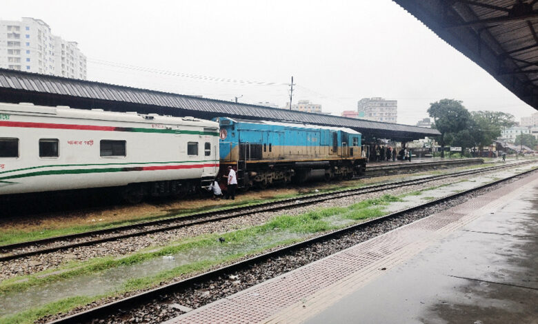 ট্রেন আসার সময় রেললাইনে দাঁড়িয়ে বৃদ্ধ, বাঁচাতে গিয়ে প্রাণ গেল যুবকের 1 1780636982 c93957aa4806f2140b0649b576409bdd