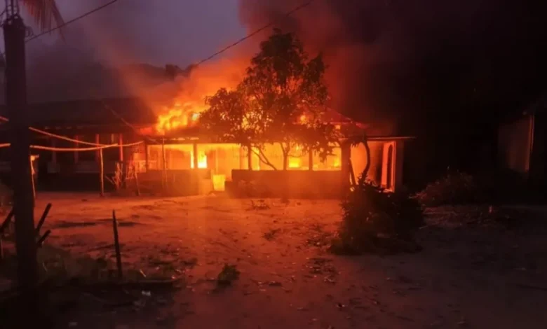 শিবির নেতা হত্যা, অভিযুক্ত যুবদল নেতার বাড়িতে আগুন-ভাঙচুর 1 769245648147db180baddabd2feaa722 6a385db8c4f31