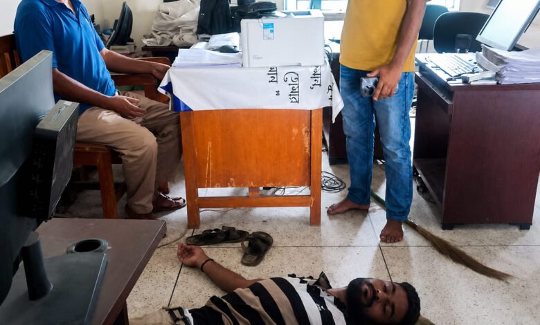 কলেজছাত্রীকে বিয়ে করে বিতর্কে শিক্ষক, কলেজে হাজির ‘আগের স্বামী’ 1 76ee5890 626d 4c12 999c 69999b56359a