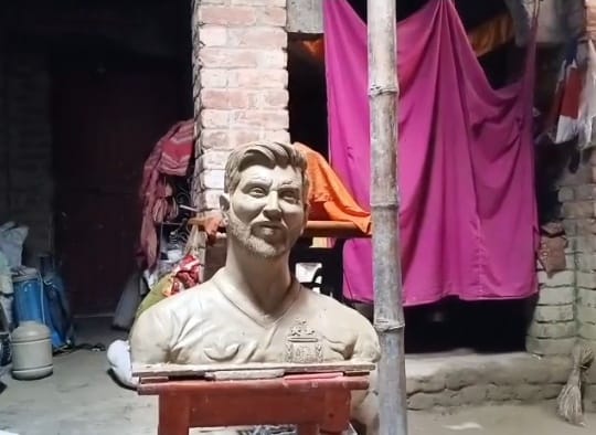 মাটি-খড়ে গড়া মেসি, একনজর দেখতে ভিড় 1 924bd717 67b5 44f6 9db9 95133fff53ec