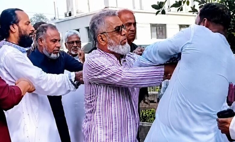 কমিটি নিয়ে বিএনপির দুই গ্রুপের হাতাহাতি, জুতা উঁচিয়ে তেড়ে এলেন নেতা 1 Bnpp 6a1d4ac8dabd8
