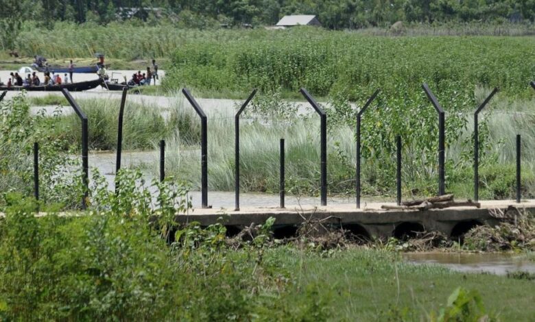 বাংলাদেশ সীমান্তে কাঁটাতারের বেড়া নির্মাণে বাধা, বিক্ষোভ ভারতীয় গ্রামবাসীর 1 Border 6a26d36bb1d7e